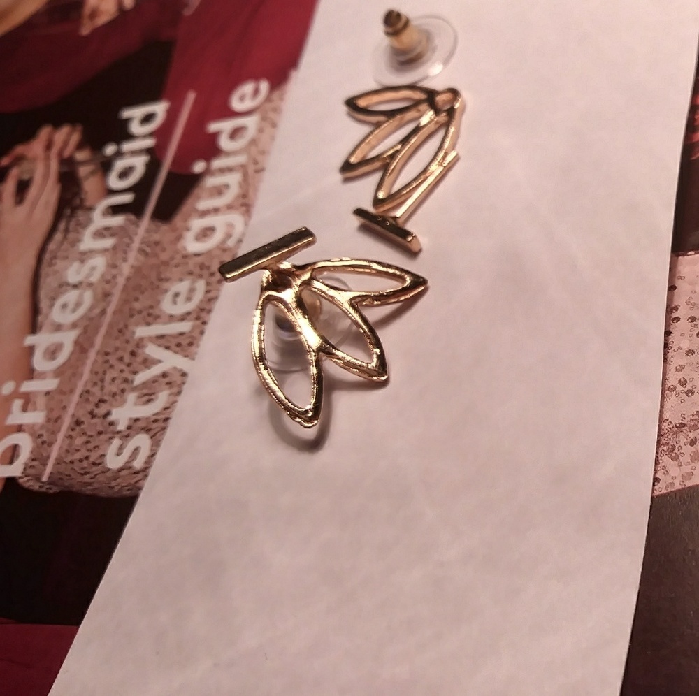 💓 LAST ONE 🆕🌸 Water Lily Ear Stud - Picture 3 of 8
